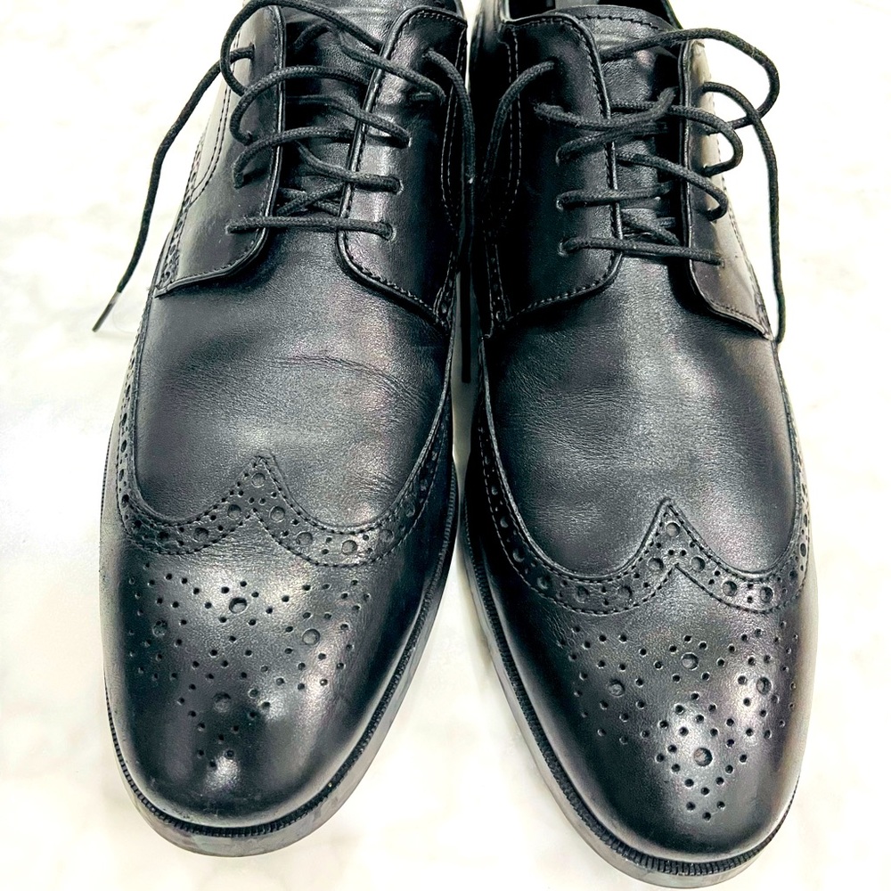 Cole hann beautiful Oxford shoes. Black leather. Worn a few times